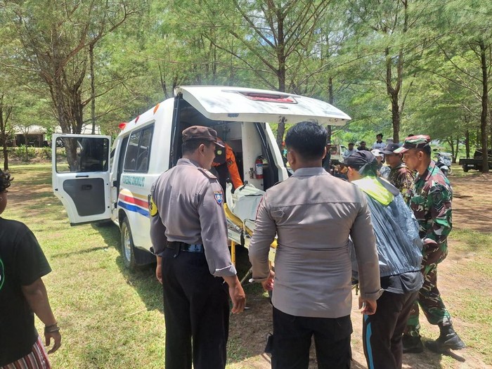 Petugas gabungan melakukan evakuasi salah satu korban hanyut di pantai Modangan