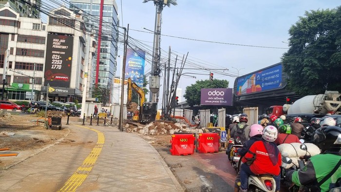 Proyek galian di TB Simatupang, Jakarta Selatan, muncul kembali bikin pengguna jalan kesal.