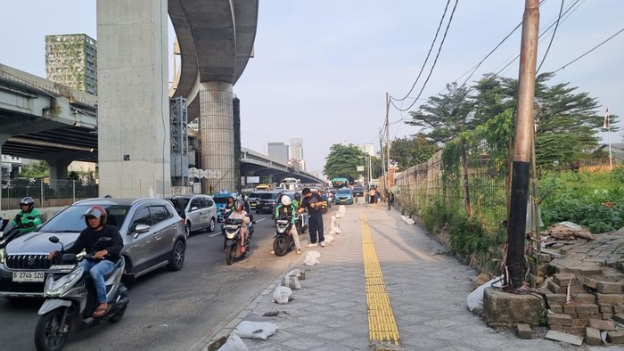 Proyek trotoar di dekat Stasiun MRT Fatmawati hampir rampung (Taufiq/detikcom)