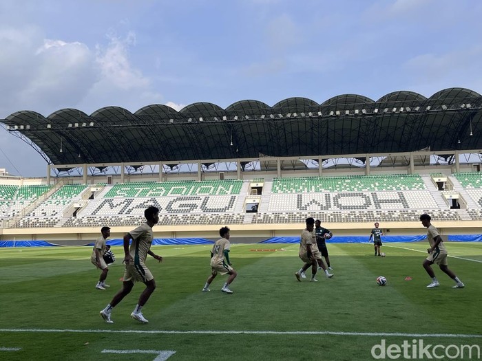 Official training PSS Sleman di Stadion Maguwoharjo, Sleman, Sabtu (11/10/2025).