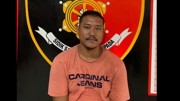 Pelku Edo yang pukul kepala temannya dengan botol saat diamankan polisi