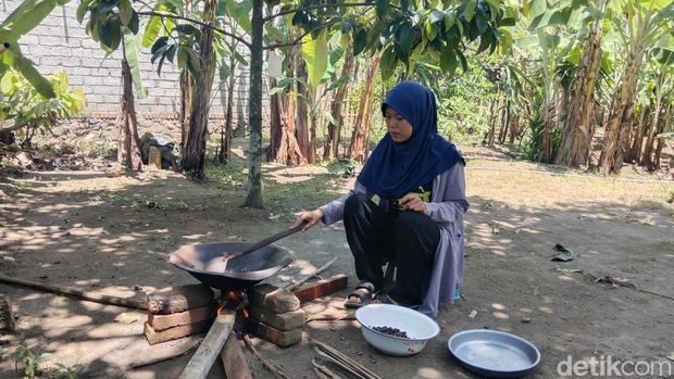 Rabiatun Adawiyah pengelola agrowisata Kebun Kakao sedang mengolah biji kakao untuk dijadikan minuman coklat, Minggu (12/10/2025). (Sanusi Ardi W/detikBali)