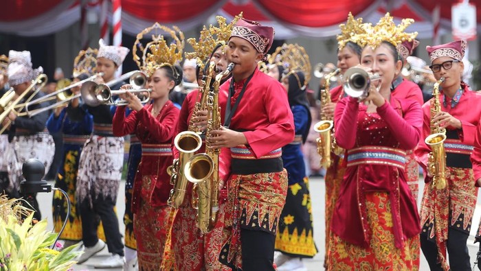 Peserta memainkan alat musik saat pemecahan rekor MURI saat Peringatan Hari Jadi Ke-80 Provinsi Jawa Timur di Gedung Negara Grahadi, Surabaya, Jawa Timur, Minggu (12/10/2025). Provinsi Jawa Timur tercatat meraih dua rekor MURI yaitu partisipasi instrumen dalam orkestra Jatim bersimfoni terbanyak dengan jumlah alat musik 179 instrumen dan paduan suara yang menyanyikan lagu Mars Jawa Timur serta Rek Ayo Rek oleh 1.300 pelajar SMA/SMK se-Jatim (luring) dan 53.933 pelajar dari 772 SMA/SMK (daring). ANTARA FOTO/Moch Asim/agr