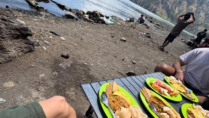 Saat rider Moto2 Daniel Holgado mendaki Gunung Rinjani Saat rider Moto2 Daniel Holgado mendaki Gunung Rinjani