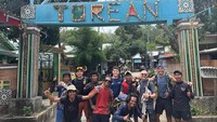 Holgado bersama rombongan pendaki dan para pemandu berfoto di gerbang jalur Torean, salah satu rute populer menuju Gunung Rinjani. Jalur Torean memiliki jalur beragam, mulai dari melintasi lembah hijau, air terjun, tebing curam, serta aliran sungai yang jernih. Rute ini memiliki jalur pendakian yang panjang namun dengan pemandangan spektakuler dari kaki gunung hingga ke Danau Segara Anak. (Instagram Holgado)