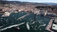 Kapal Arca Sgr tampil sebagai pemenang Barcolana 2025, menyusuri Teluk Trieste di tengah kerumunan layar yang memukau. Foto: REUTERS/Yara Nardi