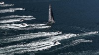 Barcolana 2025 tidak hanya tentang perlombaan, tapi juga merayakan semangat kebersamaan dan budaya maritim di Trieste. Foto: REUTERS/Yara Nardi