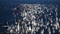 Pemandangan garis start Barcolana 2025, di mana lebih dari 2.000 kapal layar memulai lomba di perairan Adriatik. Foto: REUTERS/Yara Nardi