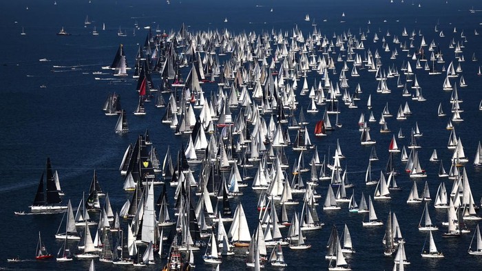 Sailing - The Barcolana, the largest sailing regatta in the world - Trieste, Italy - October 12, 2025
General view as the Arca Sgr wins the Barcolana Sailing Regatta REUTERS/Yara Nardi