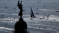 Kapal layar berbagai ukuran dan desain unik berlayar bersamaan, menciptakan pemandangan spektakuler di ajang Barcolana 2025. Foto: REUTERS/Yara Nardi