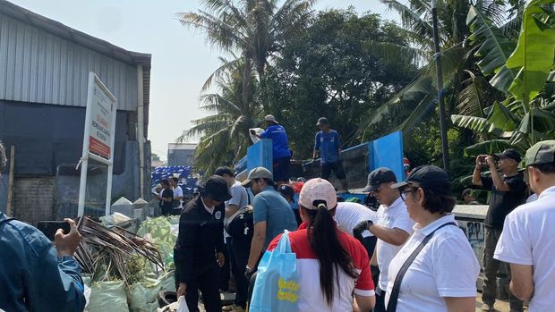 Pembersihan sampah di Depok