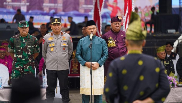 Sebanyak 654 dubalang dikukuhkan untuk menjaga Sungai Kuantan di Kuansing. Pengukuhan ini dihadiri Kapolda Riau Irjen Pol Herry Heryawan.