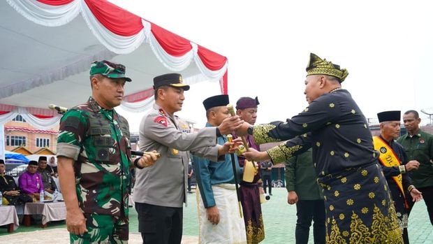 Sebanyak 654 dubalang dikukuhkan untuk menjaga Sungai Kuantan di Kuansing. Pengukuhan ini dihadiri Kapolda Riau Irjen Pol Herry Heryawan.
