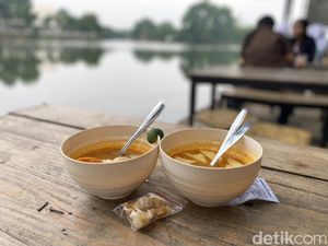 Video: Nyobain Seblak Prasmanan Pinggir Danau di Pamulang