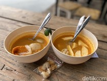 Spesial! Makan Seblak Enak dengan View Danau dan Pilihan 50 Topping