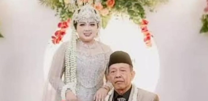 Shela dan Mbah Tarman, pasutri yang terpaut usia 50 tahun, yang menikah dengan mahar fantastis Rp 3 miliar berupa cek.
