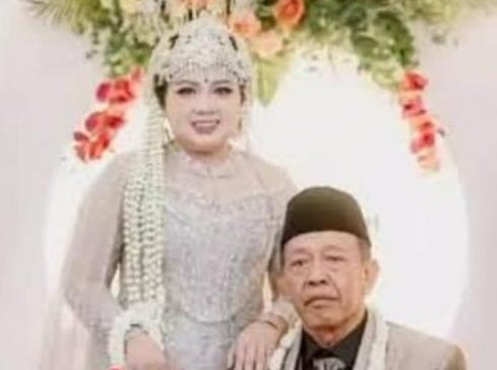 Shela dan Mbah Tarman, pasutri yang terpaut usia 50 tahun, yang menikah dengan mahar fantastis Rp 3 miliar berupa cek.