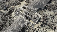 Tim peneliti yang dipimpin arkeolog Prancis Guillaume Charloux juga menemukan sebuah tembok kuno sepanjang 14,5 km di situs tersebut. Charloux mengatakan benteng-benteng tersebut diatur di sekitar habitat. Tinggi benteng bisa mencapai sekitar 5 meter. Ini menunjukkan Al-Natah menjadi pusat semacam otoritas lokal yang kuat. Foto: PLOS One/Charloux et al