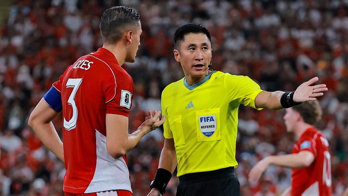 Soccer Football - FIFA World Cup - AFC Qualifiers - Group B - Iraq v Indonesia - King Abdullah Sport City, Jeddah, Saudi Arabia - October 11, 2025 Indonesias Jay Idzes remonstrates with referee Ma Ning REUTERS/Stringer