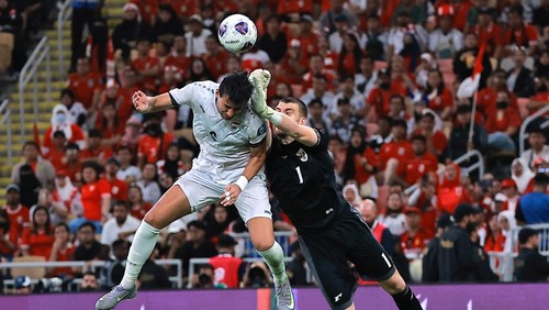 Soccer Football - FIFA World Cup - AFC Qualifiers - Group B - Iraq v Indonesia - King Abdullah Sport City, Jeddah, Saudi Arabia - October 11, 2025 Indonesias Maarten Paes in action with Iraqs Munaf Younus REUTERS/Stringer