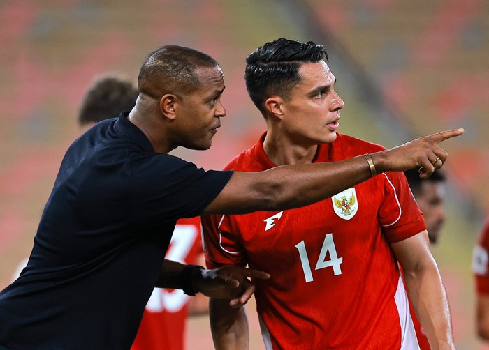 Soccer Football - FIFA World Cup - AFC Qualifiers - Group B - Iraq v Indonesia - King Abdullah Sport City, Jeddah, Saudi Arabia - October 11, 2025 Indonesia coach Patrick Kluivert gives instructions to Indonesias Joel Pelupessy REUTERS/Stringer