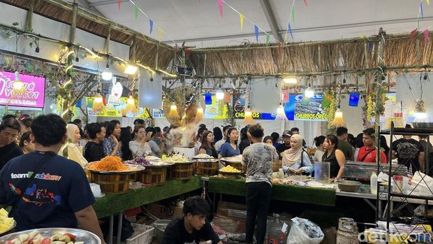 Suasana Festival Kuliner Viral Indonesia yang digelar di Trans Studio Mall, Denpasar, Minggu (12/10/2025). (Rizki Setyo)
