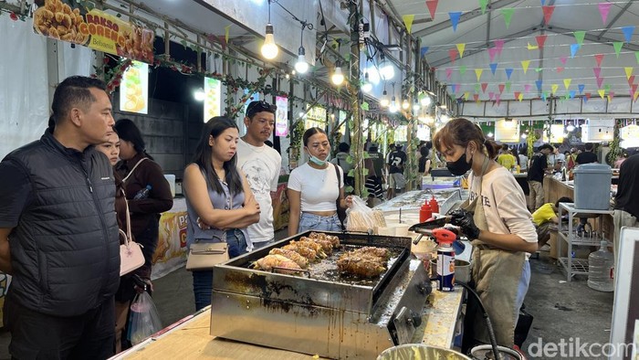 Suasana Festival Kuliner Viral Indonesia yang digelar di Trans Studio Mall, Denpasar, Minggu (12/10/2025). (Rizki Setyo)
