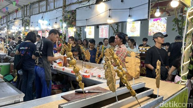 Suasana Festival Kuliner Viral Indonesia yang digelar di Trans Studio Mall, Denpasar, Minggu (12/10/2025). (Rizki Setyo)