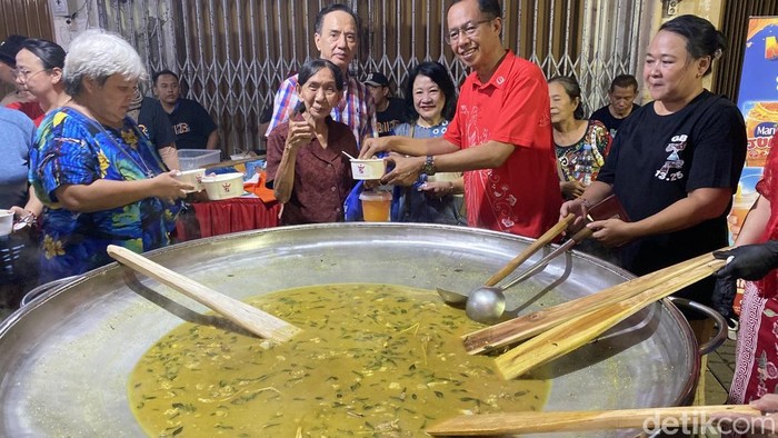 Suasana Pasar Semawis di KPecinan, Kecamatan Semarang Tengah, Kota Semarang, Minggu (12/10/2025).