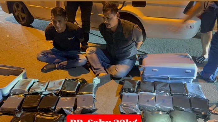 Tim Subdit IV Dittipidnarkoba Bareskrim Polri membongkar sindikat kasus narkoba jaringan Malaysia-Indonesia. Sebanyak 20 kg dan ekstasi 20.000 butir disita. (Dok polisi).