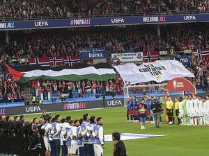Haaland Obok-obok Israel, Fans Norwegia Kibarkan Bendera Palestina