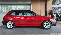 Restorasi ini dijalankan dalam waktu singkat untuk tampil di IMX 2025. Di bawah koordinasi Adhi KZ dan Gofar Hilman, proyek ini melibatkan bengkel Wetgloss serta Spider Paint. Hasilnya, Starlet Raffi kini bukan sekadar mobil nostalgia, tapi karya restorasi berkelas. Foto: Muhammad Hafizh Gemilang