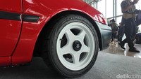 Raffi mempercayakan sektor kaki-kaki kepada sentuhan Gofar Hilman dan Adhi KZ. Pelek Turbo Bastard Wheel (TBW) ring 15 berpadu ban GT Radial Champiro SX2, menghasilkan tampilan “sekut” tapi tetap fungsional. Fender belakang dipapas agar fitment-nya sempurna. Foto: Muhammad Hafizh Gemilang