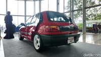 Tampilan luar Starlet ini benar-benar berubah total. Adhi KZ menyulap bodinya agar identik dengan versi Belgia, lengkap dengan bumper dan gril khas Eropa. Fender, kaca, hingga handle pintu diganti baru demi presisi sempurna. Foto: Muhammad Hafizh Gemilang