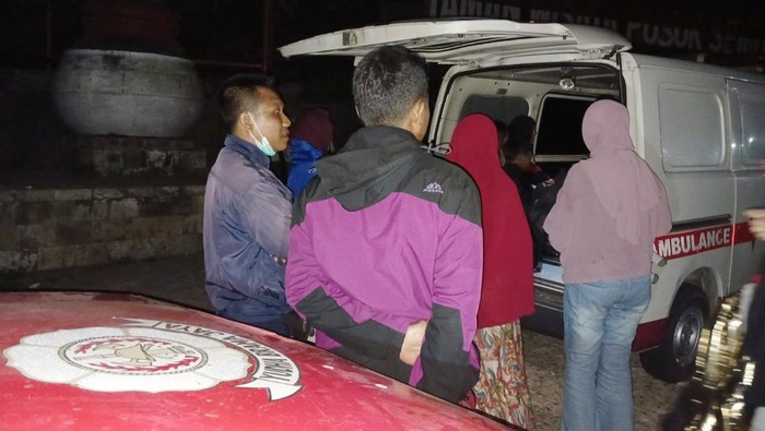 Petugas Damkar mengevakuasi wisatawan yang terjebak dikarenakan mobil mogok di Pusuk Sembalun, Lombok Timur, NTB, Sabtu (11/10/2025) malam.