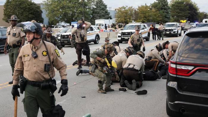 Law enforcement officers detain a protester during a protest near the U.S. Immigration and Customs Enforcement (ICE) Broadview facility in Chicago, Illinois, U.S., October 11, 2025. REUTERS/Jeenah Moon