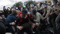 Sejumlah warga menggelar aksi unjuk rasa di dekat fasilitas U.S. Immigration and Customs Enforcement (ICE) di Broadview, Chicago, Illinois, pada Sabtu (11/10/2025) waktu setempat. Dalam aksi tersebut, para demonstran menyuarakan kritik terhadap kebijakan imigrasi pemerintah Amerika Serikat. Mereka membawa poster dan menyampaikan orasi damai, menuntut perlakuan yang lebih manusiawi terhadap para imigran. Foto: REUTERS/Jeenah Moon