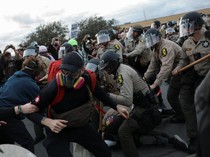 Bentrok Warnai Aksi Protes di Fasilitas Imigrasi ICE Broadview, Chicago