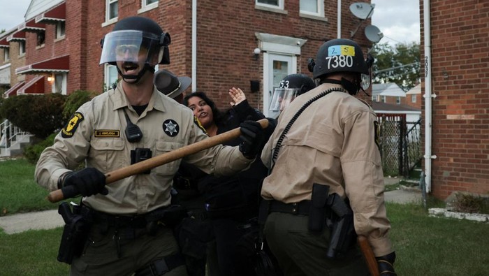 Law enforcement officers detain a protester during a protest near the U.S. Immigration and Customs Enforcement (ICE) Broadview facility in Chicago, Illinois, U.S., October 11, 2025. REUTERS/Jeenah Moon