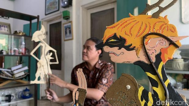 Danar Dwi Putra dan wayang buatannya
