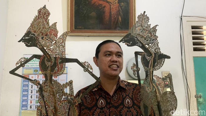 Danar Dwi Putra dan wayang buatannya