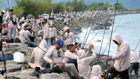 Warga mengikuti lomba memancing Banda Aceh 2025 di pesisir pantai Kilometer Nol Banda Aceh, Aceh, Minggu. Foto: ANTARA FOTO/IRWANSYAH PUTRA