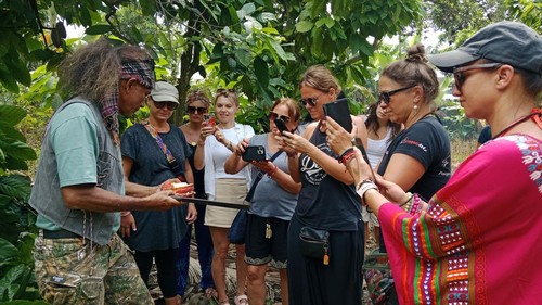 Wisatawan mancanegara terlihat antusias belajar memetik buah kakao di  Agrowisata, Desa Bebidas, Kecamatan Wanasaba, Lombok Timur, NTB. (Dok. Rabiatun Adawiyah/Agrowisata Kebun Kakao)