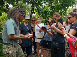 Bukan Surfing, Bule-bule di Lombok Timur Malah Asyik Bikin Cokelat