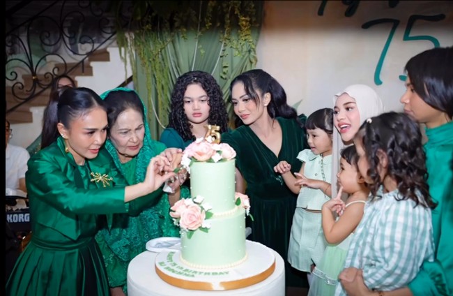 Krisdayanti dan Yuni Shara terlihat menemani sang ibunda di hari ultah. Tampil kompak, Yuni dan Krisdayanti kenakan busana senada berwarna hijau. Foto: Instagram/@krisdayantilemos