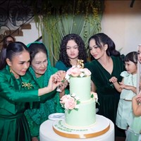 Krisdayanti dan Yuni Shara terlihat menemani sang ibunda di hari ultah. Tampil kompak, Yuni dan Krisdayanti kenakan busana senada berwarna hijau. Foto: Instagram/@krisdayantilemos