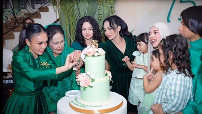 7 Foto Kompak Krisdayanti & Yuni Shara Berbusana Hijau di Ultah Ibunda ke-75