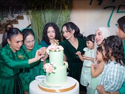 7 Foto Kompak Krisdayanti & Yuni Shara Berbusana Hijau di Ultah Ibunda ke-75