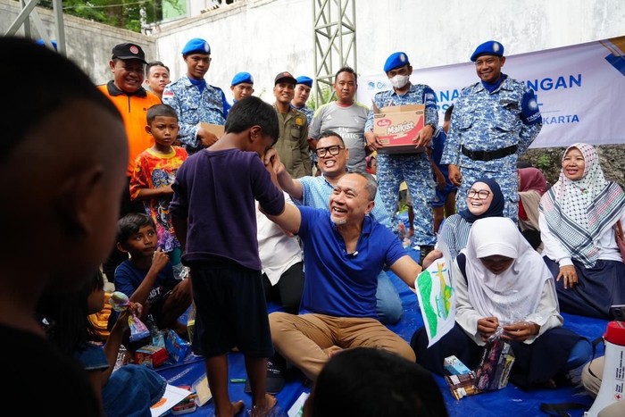 Zulhas Salurkan Bantuan Pangan-Modal Usaha ke Korban Kebakaran Pengadegan