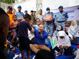 Zulhas Salurkan Bantuan Pangan-Modal Usaha ke Korban Kebakaran Pengadegan